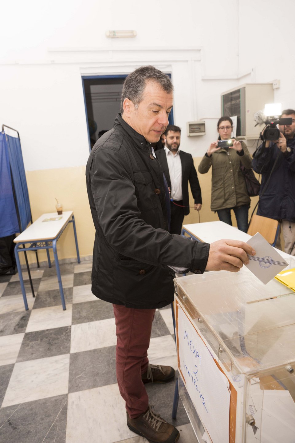 Το σκαμπό, η σύζυγος, το κόκκινο παντελόνι, το χαμένο στυλό: Τα αξιοπερίεργα των πολιτικών αρχηγών [εικόνες] | iefimerida.gr 5