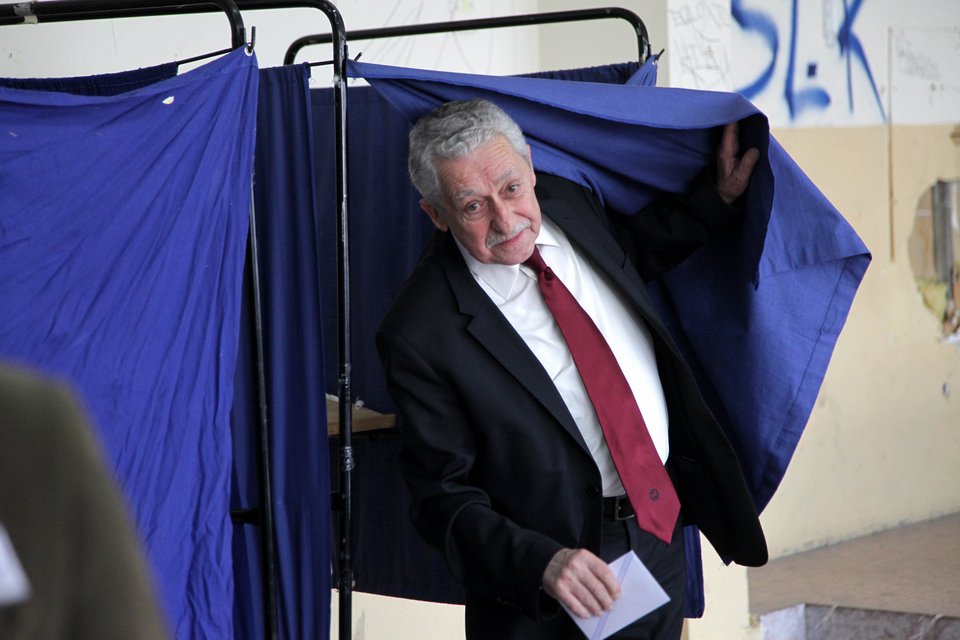 Μαζί με τον Χρυσόγελο ψήφισε ο Κουβέλης [εικόνα] | iefimerida.gr 2