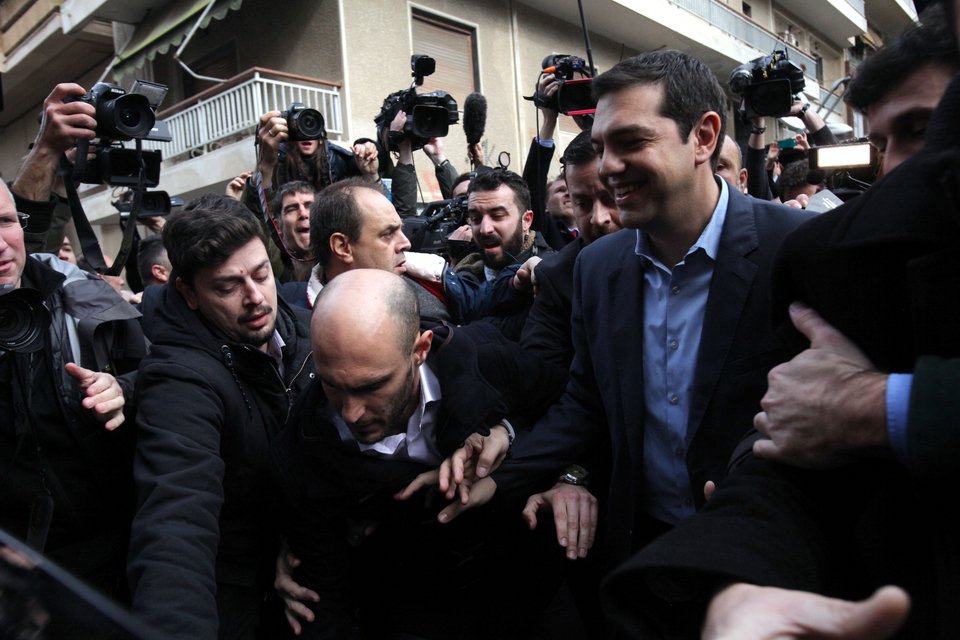 Ψήφισε σαν ροκ σταρ ο Τσίπρας -Πανζουρλισμός στο εκλογικό κέντρο [εικόνες] | iefimerida.gr 0