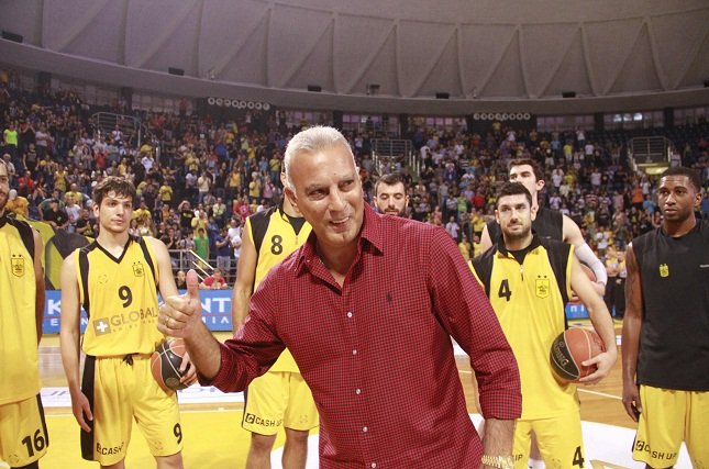 Αποθέωση για τον μεγάλο Νίκο Γκάλη στο... σπίτι του [εικόνες & βίντεο] | iefimerida.gr 0