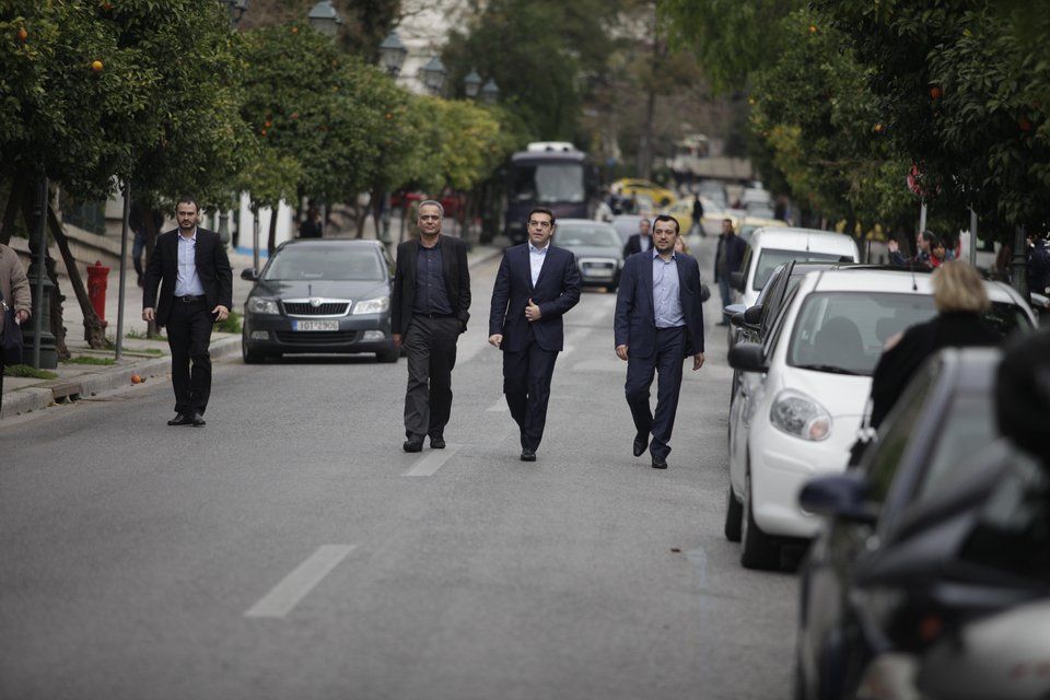 Καρέ καρέ η θαυμάστρια που αιφνιδίασε τον Τσίπρα: Ετρεξε και τον αγκάλιασε στη μέση του δρόμου [εικόνες] | iefimerida.gr 0