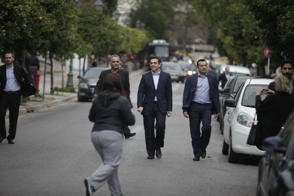 Καρέ καρέ η θαυμάστρια που αιφνιδίασε τον Τσίπρα: Ετρεξε και τον αγκάλιασε στη μέση του δρόμου [εικόνες] | iefimerida.gr 1