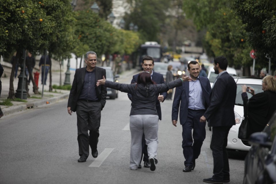 Καρέ καρέ η θαυμάστρια που αιφνιδίασε τον Τσίπρα: Ετρεξε και τον αγκάλιασε στη μέση του δρόμου [εικόνες] | iefimerida.gr 2