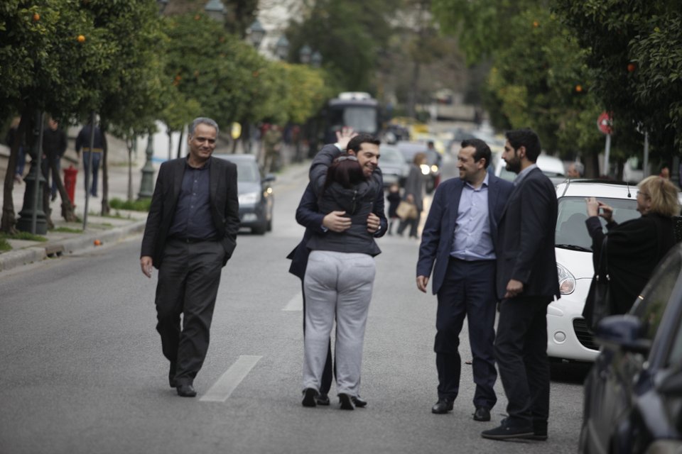 Καρέ καρέ η θαυμάστρια που αιφνιδίασε τον Τσίπρα: Ετρεξε και τον αγκάλιασε στη μέση του δρόμου [εικόνες] | iefimerida.gr 3