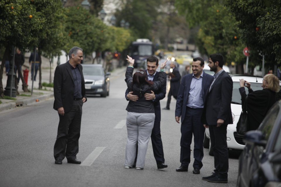 Καρέ καρέ η θαυμάστρια που αιφνιδίασε τον Τσίπρα: Ετρεξε και τον αγκάλιασε στη μέση του δρόμου [εικόνες] | iefimerida.gr 4