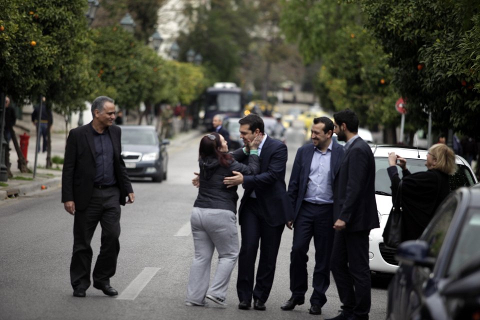 Καρέ καρέ η θαυμάστρια που αιφνιδίασε τον Τσίπρα: Ετρεξε και τον αγκάλιασε στη μέση του δρόμου [εικόνες] | iefimerida.gr 5