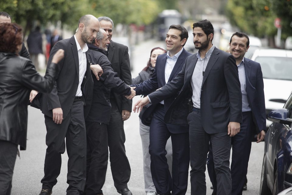 Καρέ καρέ η θαυμάστρια που αιφνιδίασε τον Τσίπρα: Ετρεξε και τον αγκάλιασε στη μέση του δρόμου [εικόνες] | iefimerida.gr 6