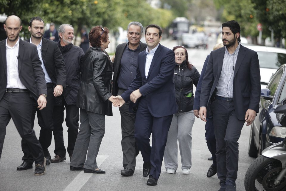 Καρέ καρέ η θαυμάστρια που αιφνιδίασε τον Τσίπρα: Ετρεξε και τον αγκάλιασε στη μέση του δρόμου [εικόνες] | iefimerida.gr 7