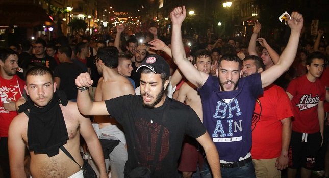 Στις... φλόγες ο Πειραιάς για την πρόκριση του Ολυμπιακού στον τελικό – Εκλεισαν δρόμοι, φωτιά σε κάδο [εικόνες] | iefimerida.gr 0