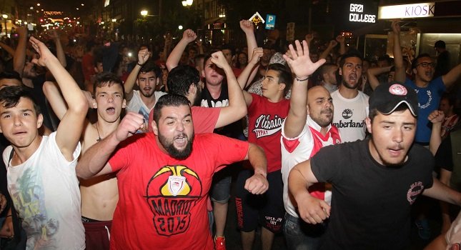 Στις... φλόγες ο Πειραιάς για την πρόκριση του Ολυμπιακού στον τελικό – Εκλεισαν δρόμοι, φωτιά σε κάδο [εικόνες] | iefimerida.gr 1