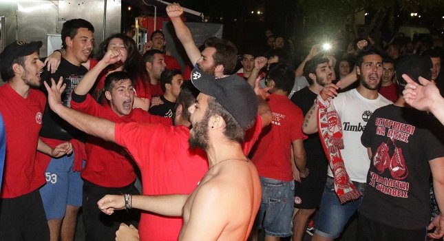 Στις... φλόγες ο Πειραιάς για την πρόκριση του Ολυμπιακού στον τελικό – Εκλεισαν δρόμοι, φωτιά σε κάδο [εικόνες] | iefimerida.gr 2