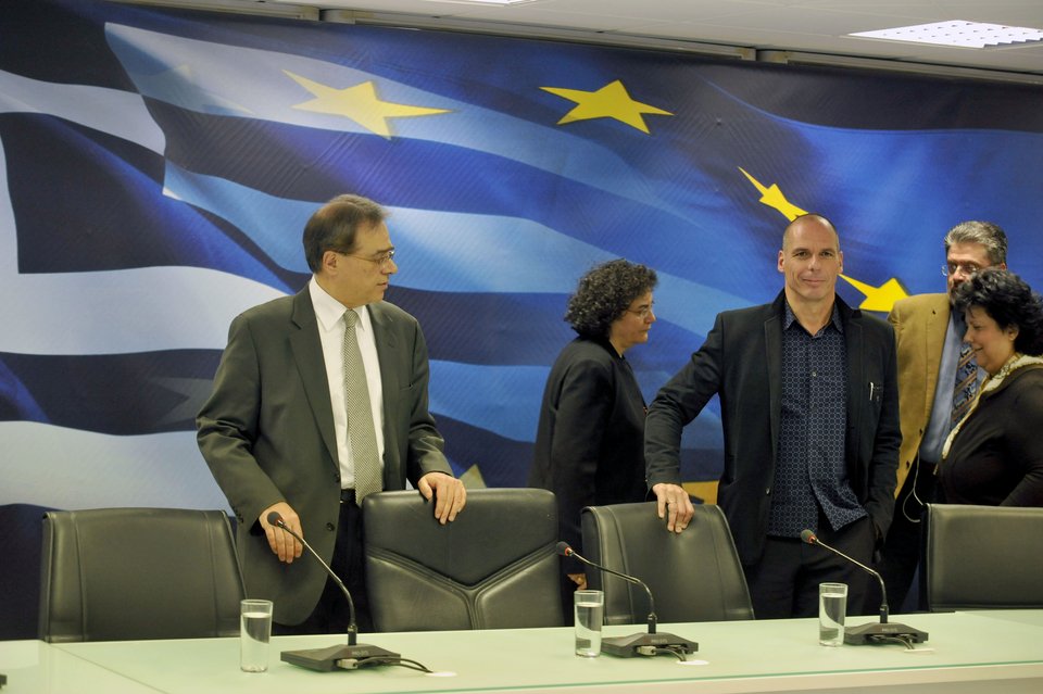 Γιατί ο Βαρουφάκης βάζει συνέχεια το χέρι του στην τσέπη [εικόνες] | iefimerida.gr 5