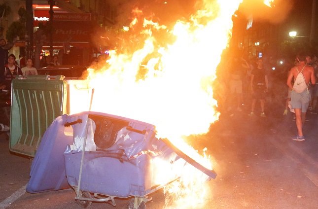 Στις... φλόγες ο Πειραιάς για την πρόκριση του Ολυμπιακού στον τελικό – Εκλεισαν δρόμοι, φωτιά σε κάδο [εικόνες] | iefimerida.gr 3