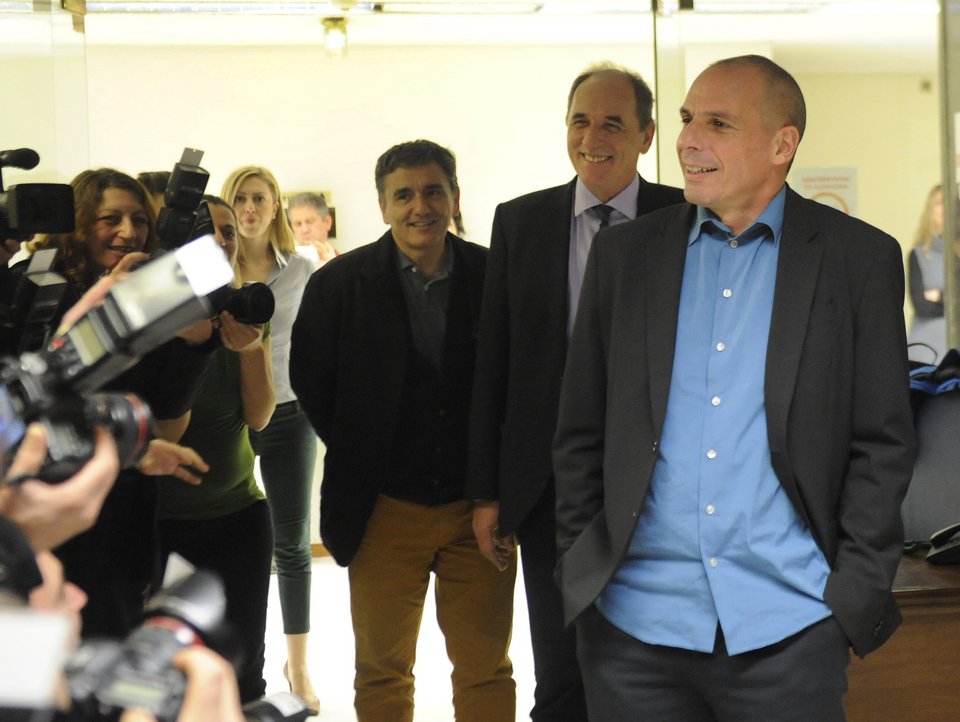 Γιατί ο Βαρουφάκης βάζει συνέχεια το χέρι του στην τσέπη [εικόνες] | iefimerida.gr 3