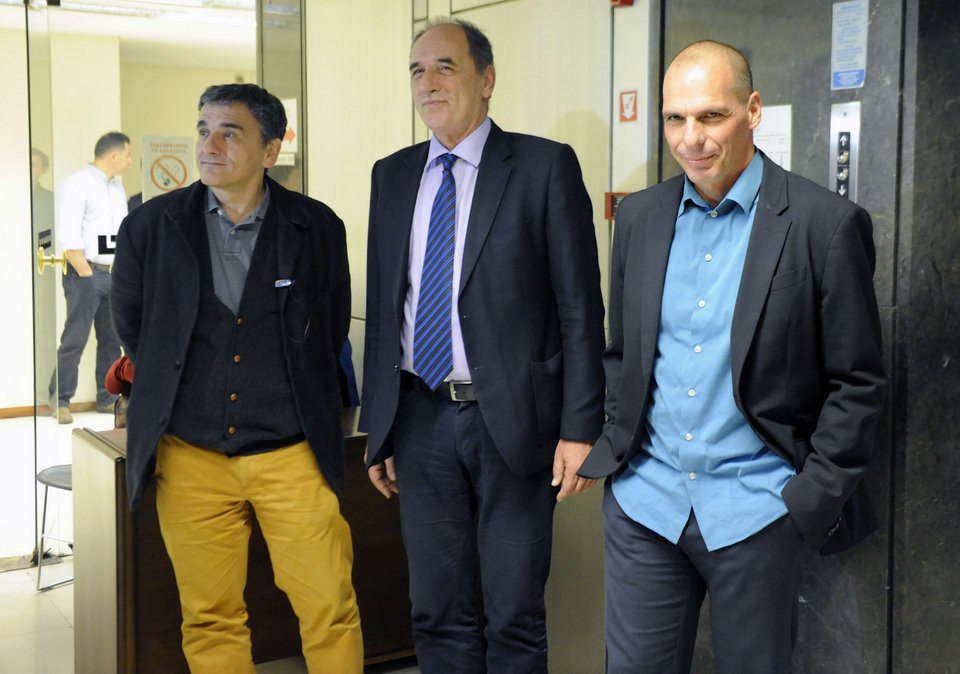 Γιατί ο Βαρουφάκης βάζει συνέχεια το χέρι του στην τσέπη [εικόνες] | iefimerida.gr 2