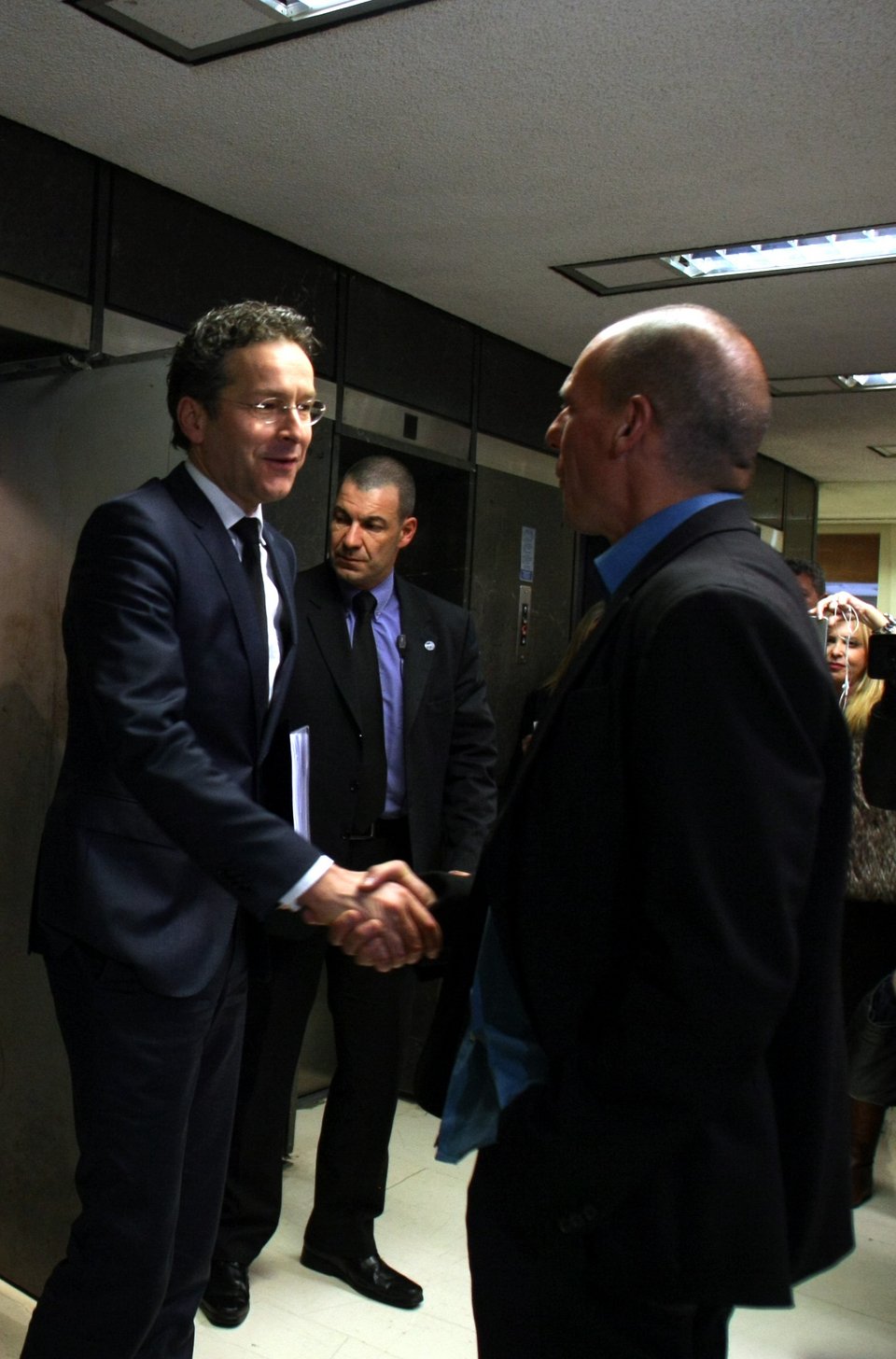 Γιατί ο Βαρουφάκης βάζει συνέχεια το χέρι του στην τσέπη [εικόνες] | iefimerida.gr 4