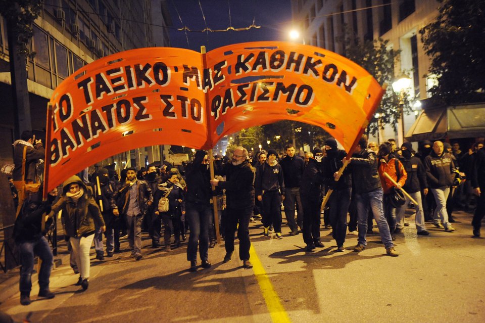 Αοπλοι οι αστυνομικοί στις παράλληλες διαδηλώσεις Χρυσαυγιτών και αντιφασιστών [εικόνες] | iefimerida.gr 16