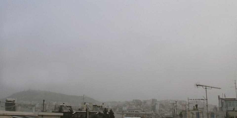 Αφρικανική σκόνη σκέπασε την Αθήνα: Αποπνικτική η ατμόσφαιρα [εικόνες] | iefimerida.gr 0