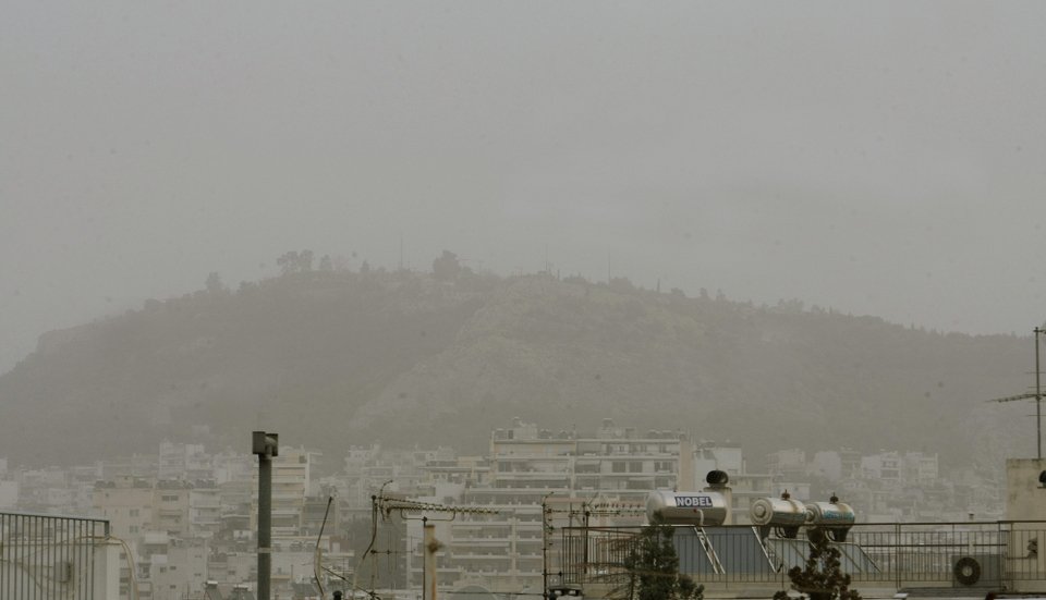 Αφρικανική σκόνη σκέπασε την Αθήνα: Αποπνικτική η ατμόσφαιρα [εικόνες] | iefimerida.gr 4