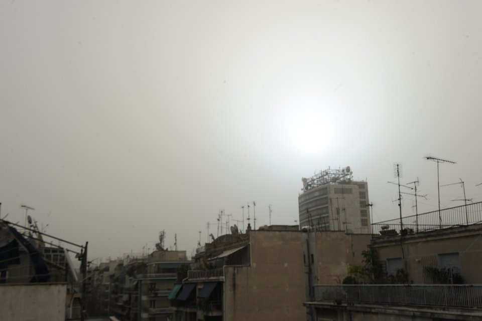 Αφρικανική σκόνη σκέπασε την Αθήνα: Αποπνικτική η ατμόσφαιρα [εικόνες] | iefimerida.gr 8