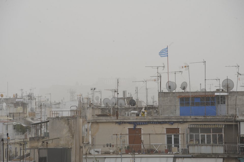 Αφρικανική σκόνη σκέπασε την Αθήνα: Αποπνικτική η ατμόσφαιρα [εικόνες] | iefimerida.gr 9