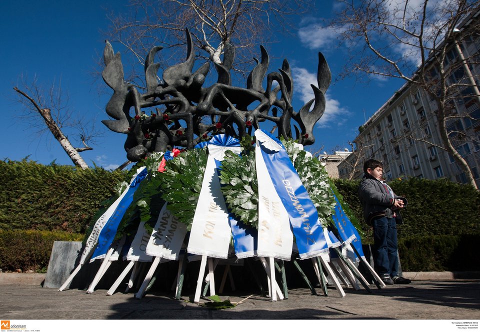 Mε εβραϊκό κιπά στο κεφάλι ο Γιάννης Μπουτάρης -Στην εκδήλωση μνήμης για το Ολοκαύτωμα [εικόνες] | iefimerida.gr 0