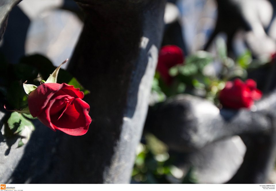 Mε εβραϊκό κιπά στο κεφάλι ο Γιάννης Μπουτάρης -Στην εκδήλωση μνήμης για το Ολοκαύτωμα [εικόνες] | iefimerida.gr 1