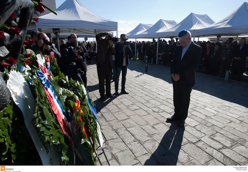 Mε εβραϊκό κιπά στο κεφάλι ο Γιάννης Μπουτάρης -Στην εκδήλωση μνήμης για το Ολοκαύτωμα [εικόνες] | iefimerida.gr 2