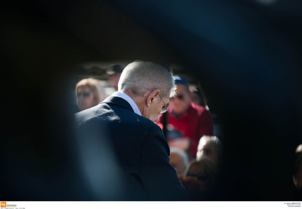 Mε εβραϊκό κιπά στο κεφάλι ο Γιάννης Μπουτάρης -Στην εκδήλωση μνήμης για το Ολοκαύτωμα [εικόνες] | iefimerida.gr 3