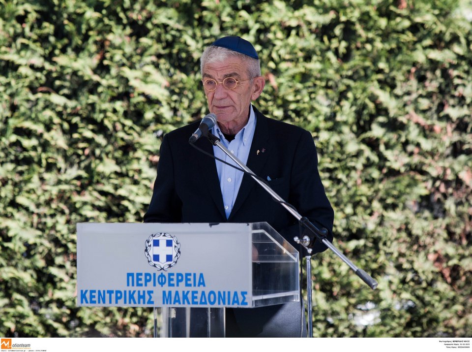 Mε εβραϊκό κιπά στο κεφάλι ο Γιάννης Μπουτάρης -Στην εκδήλωση μνήμης για το Ολοκαύτωμα [εικόνες] | iefimerida.gr 4