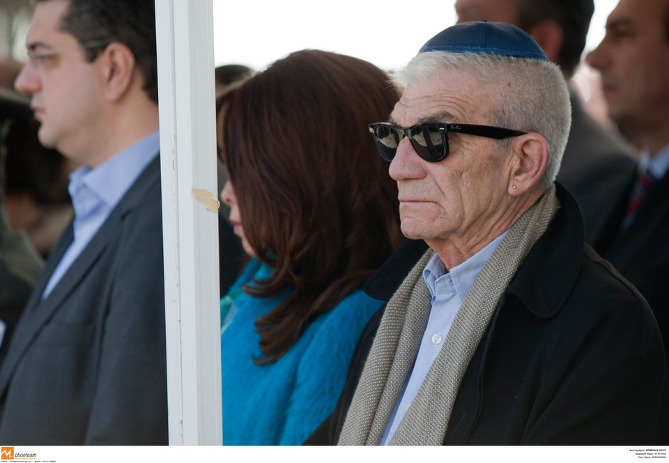 Mε εβραϊκό κιπά στο κεφάλι ο Γιάννης Μπουτάρης -Στην εκδήλωση μνήμης για το Ολοκαύτωμα [εικόνες] | iefimerida.gr 5