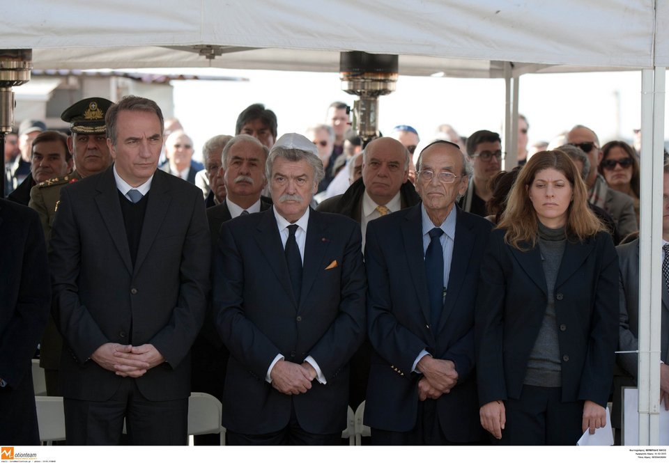 Mε εβραϊκό κιπά στο κεφάλι ο Γιάννης Μπουτάρης -Στην εκδήλωση μνήμης για το Ολοκαύτωμα [εικόνες] | iefimerida.gr 6