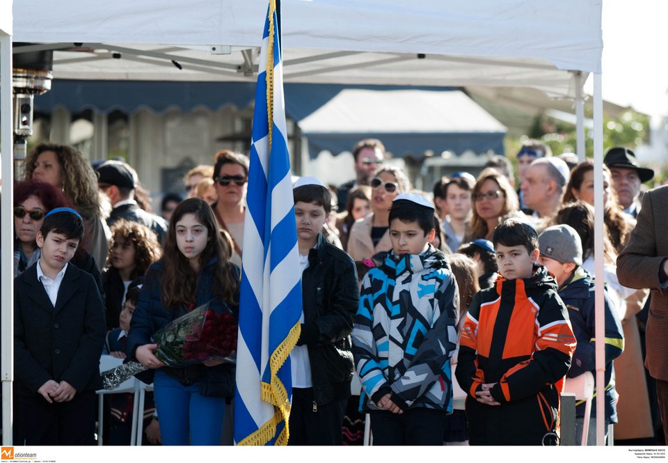 Mε εβραϊκό κιπά στο κεφάλι ο Γιάννης Μπουτάρης -Στην εκδήλωση μνήμης για το Ολοκαύτωμα [εικόνες] | iefimerida.gr 7