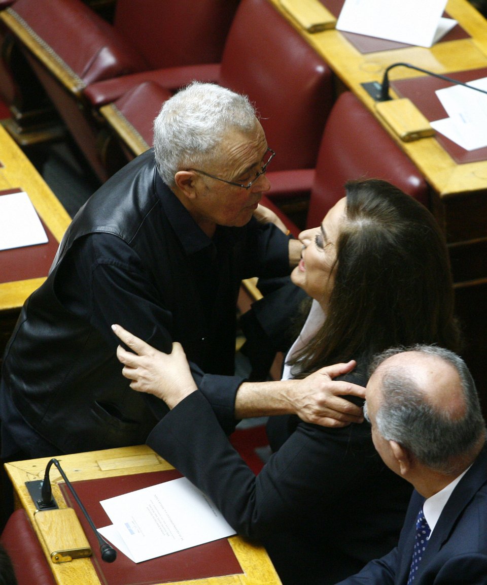 H Mπακογιάννη αντιγράφει τον Βαρουφάκη -Με το πουκάμισο έξω από το παντελόνι στην ορκωμοσία [εικόνες] | iefimerida.gr 1