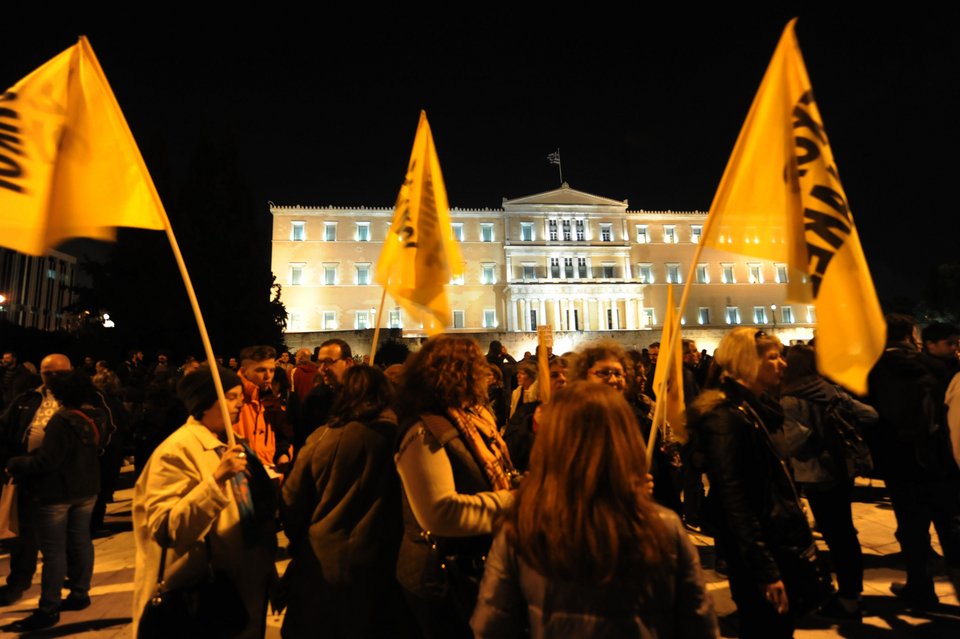 Χιλιάδες πολίτες λένε «όχι» στη λιτότητα: Τα μηνύματα στη συγκέντρωση στο Σύνταγμα [εικόνες & βίντεο] | iefimerida.gr 10