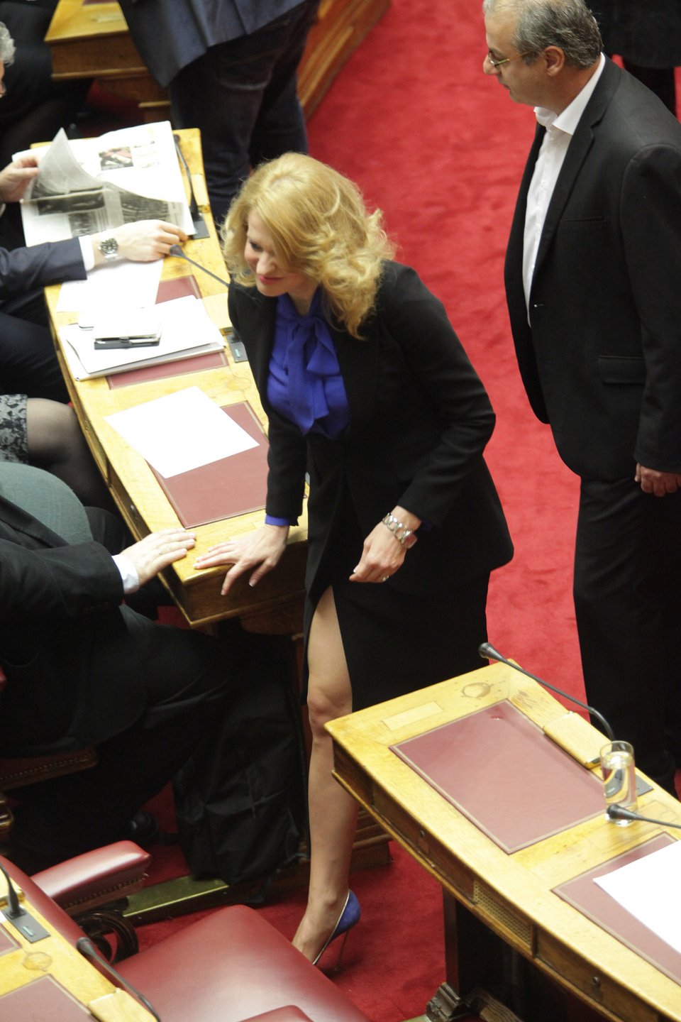 Το έντονο σκίσιμο στη φούστα της Θεοδώρα Τζάκρη που προκάλεσε αίσθηση [εικόνες] | iefimerida.gr 4