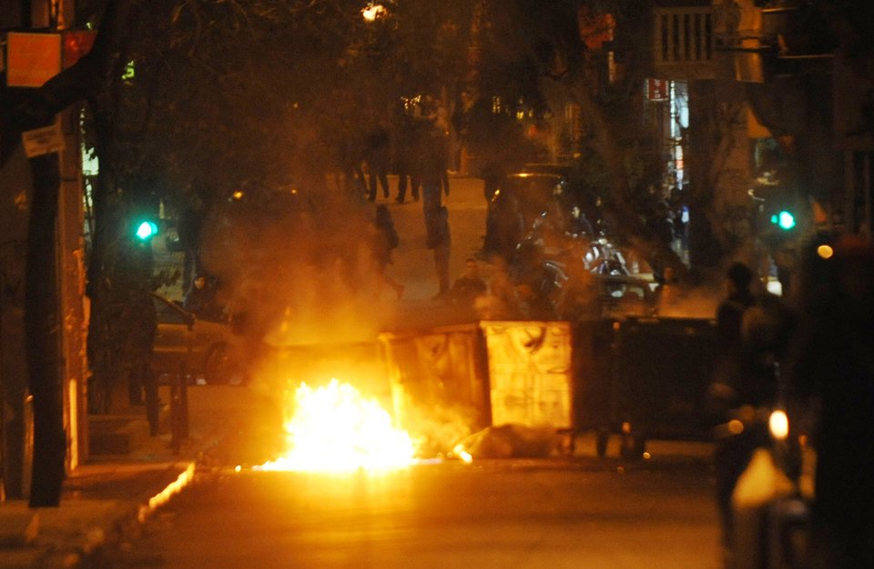 Συλλήψεις στα Εξάρχεια: Εκαψαν περιπολικό και κάδους [εικόνες] | iefimerida.gr 1