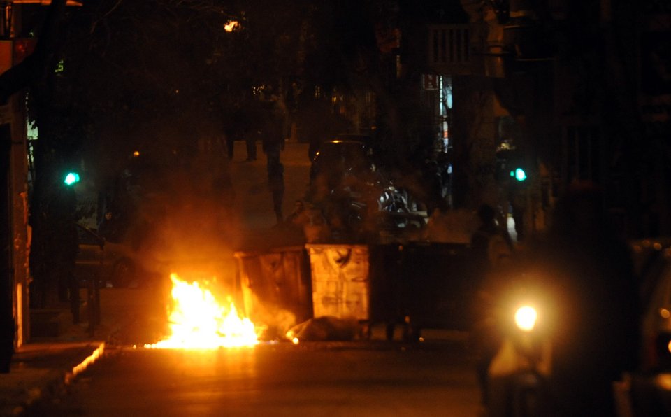 Συλλήψεις στα Εξάρχεια: Εκαψαν περιπολικό και κάδους [εικόνες] | iefimerida.gr 2