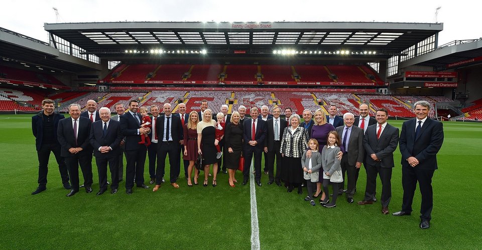 Η Λίβερπουλ τίμησε τον Κένι Νταγκλίς -Εδωσε το όνομά του στην κεντρική κερκίδα του «Ανφιλντ» [εικόνες & βίντεο] | iefimerida.gr 5