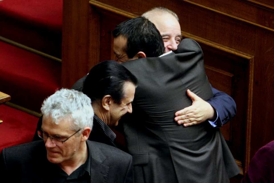 To backstage της χθεσινής ψηφοφορίας: Οι 12ποντες γαλάζιες γόβες της Τζάκρη, η «πεταμένη» γούνα και τα ντεπόν [εικόνες] | iefimerida.gr 10