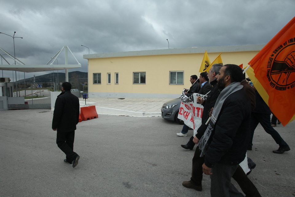 Πανούσης: «Τα κέντρα κράτησης τελειώνουν» - Στην Αμυγδαλέζα μετά την αυτοκτονία μετανάστη | iefimerida.gr 3