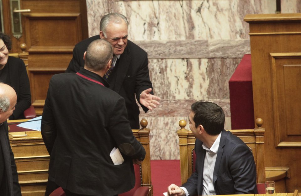 Το backstage της ψηφοφορίας: Xάδια, πειράγματα και ο Βαρουφάκης που «έφαγε» τη θέση του Δραγασάκη [εικόνες] | iefimerida.gr 5