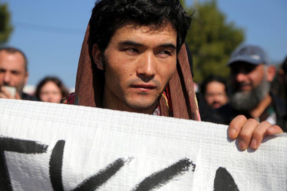 Νέα ένταση και χημικά στην Αμυγδαλέζα [εικόνες] | iefimerida.gr 1