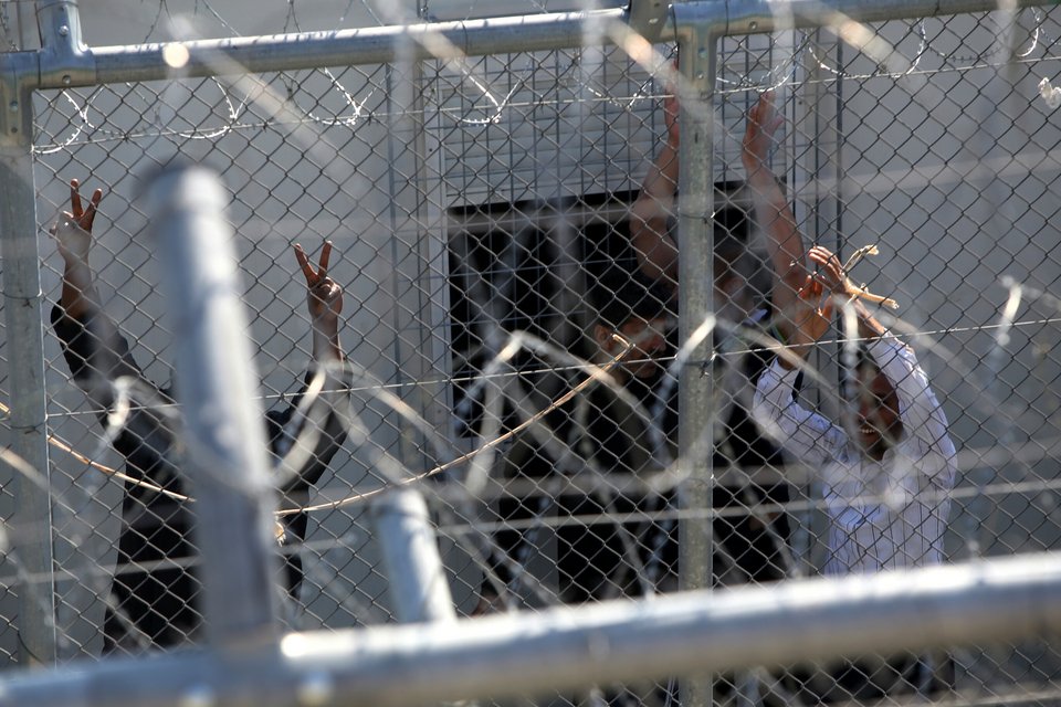 Νέα ένταση και χημικά στην Αμυγδαλέζα [εικόνες] | iefimerida.gr 5