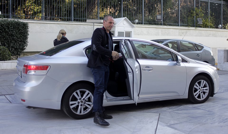 Ο Βαρουφάκης με την σύζυγο του στη Βουλή για το Κυβερνητικό [εικόνες] | iefimerida.gr 0