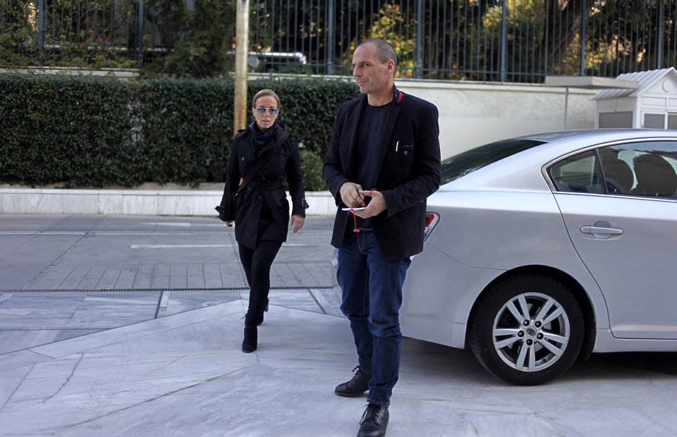 Ο Βαρουφάκης με την σύζυγο του στη Βουλή για το Κυβερνητικό [εικόνες] | iefimerida.gr 1