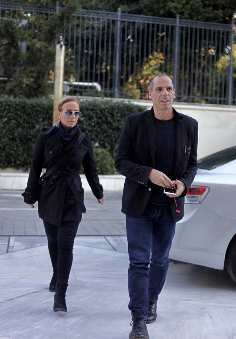 Ο Βαρουφάκης με την σύζυγο του στη Βουλή για το Κυβερνητικό [εικόνες] | iefimerida.gr 2