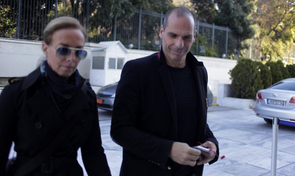 Ο Βαρουφάκης με την σύζυγο του στη Βουλή για το Κυβερνητικό [εικόνες] | iefimerida.gr 3