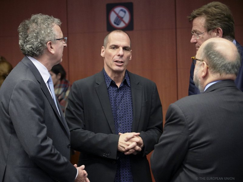 Ο Βαρουφάκης επέστρεψε στο Eurogroup με το «επαναστατικό» σακάκι με την... κόκκινη γραμμή [εικόνες] | iefimerida.gr 8