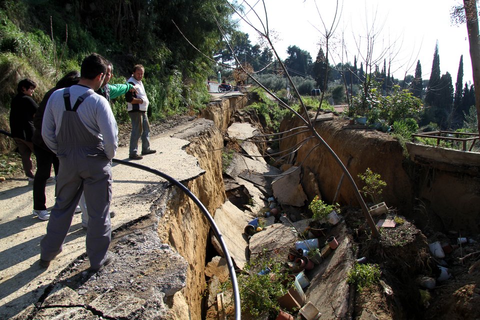 Βυθίζεται η Ανάληψη Αμαλιάδας -Κατέρρευσαν δύο σπίτια και ο κεντρικός δρόμος [εικόνες] | iefimerida.gr 2